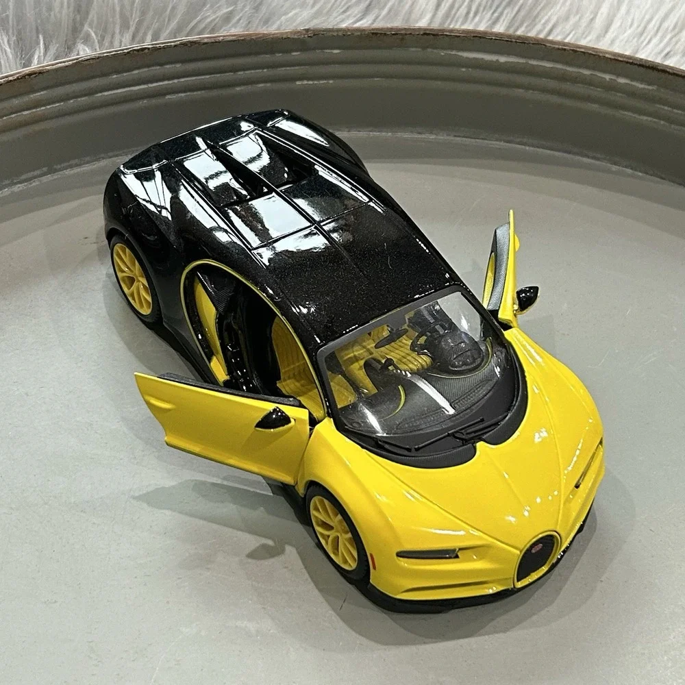 Bugatti Chiron Yellow and‎ Black 1:24 Diecast Model Car - Maisto